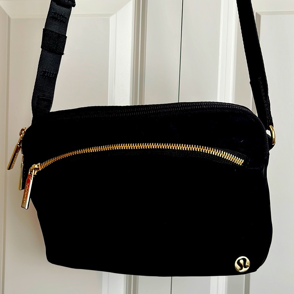 Lululemon Black/Gold crossbody purse. Nice Condition!